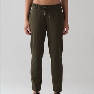 Lululemon Women's On the Fly Mid-Rise Pant Size 2 Dark Olive Green TravelWoven